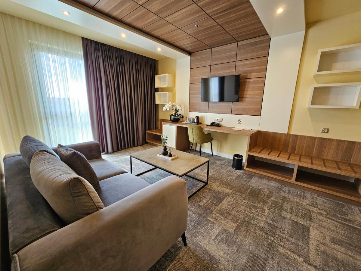Hotel Etna Gracanica  Екстер'єр фото